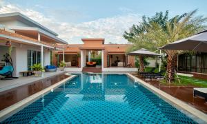Bazén v ubytování Kan & Kan Luxury Pool Villa Hua Hin with all bathtub nebo v jeho okolí