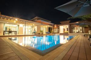 Bazén v ubytování Kan & Kan Luxury Pool Villa Hua Hin with all bathtub nebo v jeho okolí