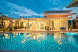 Bazén v ubytování Kan & Kan Luxury Pool Villa Hua Hin with all bathtub nebo v jeho okolí