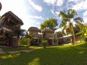 Blick auf ein Resort mit Palmen und Rasen in der Unterkunft Mocca Hotels in Tepoztlán