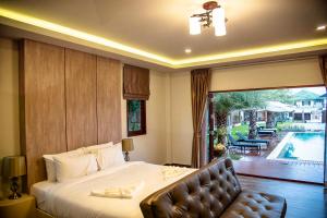 Bazén v ubytování Kan & Kan Luxury Pool Villa Hua Hin with all bathtub nebo v jeho okolí