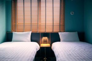 京都的住宿－Hotel She, Kyoto，卧室内两张并排的床
