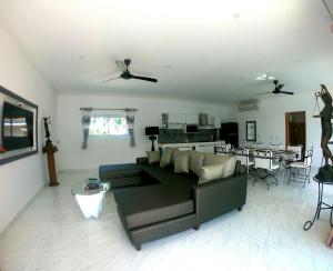 Seating area sa Wirason pool Villa 4 bedrooms