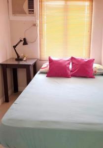 Postel nebo postele na pokoji v ubytování Super Cute Hampton Suites