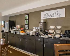 una cocina con encimera con platos. en Sleep Inn Sandusky, en Sandusky