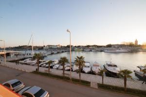 kilka łodzi zaparkowanych na przystani w obiekcie Accommodation Iva w mieście Zadar