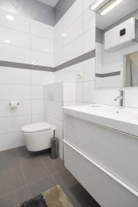 Kúpeľňa v ubytovaní Apartment Aspalathos Centar - City center, a few minutes' walking distance to the UNESCO Palace, parking lot in front of the apartment