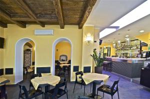 グラヴェドーナにあるNuovo Bar Centraleのテーブルと椅子のあるレストラン、バー