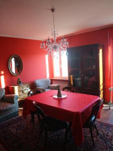 un comedor rojo con mesa y sillas rojas en La terrazza sul vulcano, en San Venanzo