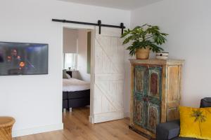una puerta corredera de un granero en un dormitorio con cama en Appartement Zuyd, en Zandvoort