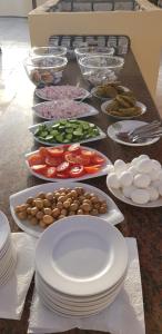 錫瓦的住宿－Qasr El salam，餐桌上放有盘子和碗的食物