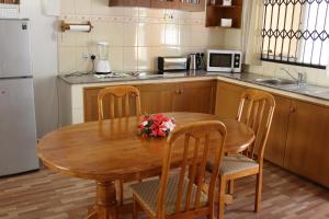 Кухня или мини-кухня в Farida Apartments
