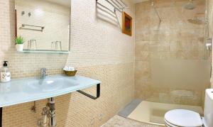 Kúpeľňa v ubytovaní Apartamento Capri Los Boliches Wifi gratis Beach 100m + 36 fotografií