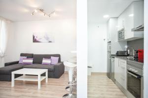 cocina y sala de estar con sofá en Sitges Center & Beach with Sea View, en Sitges