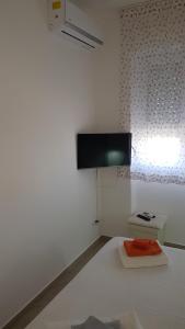 シラクーサにあるCasamiaの白い部屋(壁に薄型テレビ付)