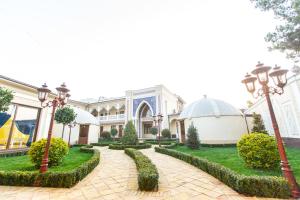 um pátio de uma mesquita com candeeiros e relva em Mirzo Boutique Hotel em Tashkent