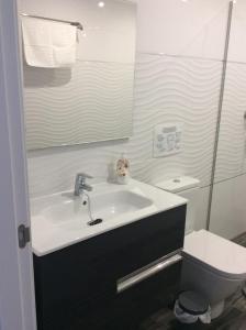 y baño con lavabo y aseo. en Casa de la Playa Javea, en Jávea