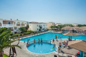 Bazén v ubytování Akti Beach Club nebo v jeho okolí