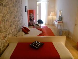 Evora Inn في ايفورا: غرفة نوم بسرير وبطانية حمراء