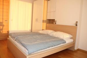 ein Schlafzimmer mit einem Bett in einem Zimmer in der Unterkunft Panorama City Apartment with Free Parking in Bratislava