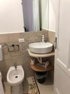 Vannas istaba naktsmītnē Trapani Apartments