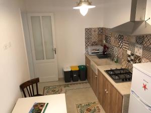 Virtuve vai virtuves zona naktsmītnē Trapani Apartments +18 fotogrāfijas