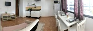 een woonkamer met een keuken en een tafel en stoelen bij Love Yaiza in Yaiza