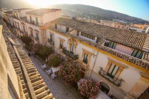 einen Blick über eine Stadt mit Gebäuden und Blumen in der Unterkunft La Terrazza di Viola in Scicli