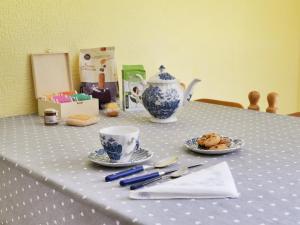 un tavolo con teiera e set per la preparazione del tè di pienosole B&B a Francavilla al Mare