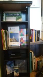 una estantería llena de libros en La Casa di Allo, en Charvensod