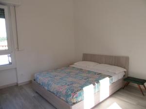 a small bedroom with a bed and a window at Casa Azalea in Verbania
