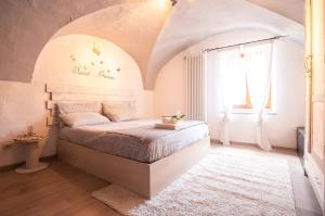 - une chambre avec un grand lit dans l'établissement Ca' del Popo, à Ledro