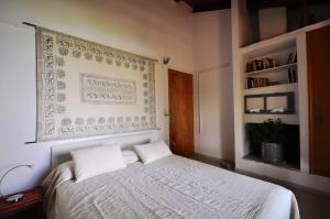 1 dormitorio con cama blanca y ventana en 139 steps from the sea, en Gialtra