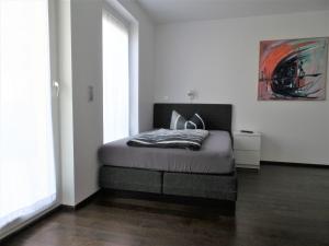 1 dormitorio con 1 cama y una pintura en la pared en Ferienwohnung Relax, en Rust