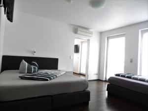 1 dormitorio con 1 cama y 1 sofá en Ferienwohnung Relax, en Rust