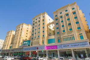 فندق ريف العالمية في مكة المكرمة: صف من المباني الطويلة على شارع المدينة