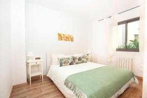 Habitación blanca con cama y ventana en Sitges Center & Beach Espalter, en Sitges