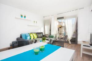ein Wohnzimmer mit einem Tisch und einem Sofa in der Unterkunft Sitges Center & Beach Espalter in Sitges