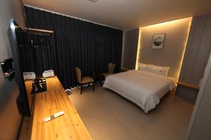 Tongyeong Bridge Hotel客房内的一张或多张床位