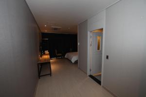 Tongyeong Bridge Hotel客房内的一张或多张床位