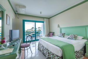 een slaapkamer met een bed en uitzicht op de oceaan bij Shams Safaga Resort in Hurghada