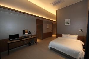 Säng eller sängar i ett rum på Tongyeong Bridge Hotel