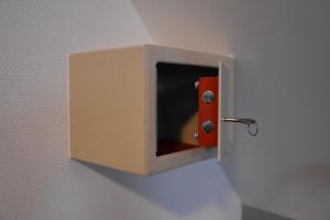 een witte doos aan een muur met een deur bij Effe-Zoutelande B&B in Zoutelande