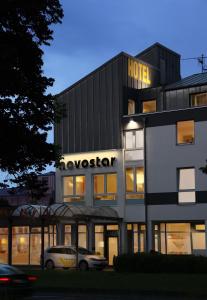 ein Hotel mit einem davor geparkt in der Unterkunft Hotel Novostar in Göttingen