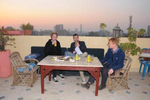 un grupo de personas sentadas alrededor de una mesa con bebidas en Osiris Hotel Cairo en El Cairo