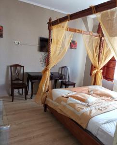 Giường trong phòng chung tại Hôtel La Côte d'Or +47 ảnh