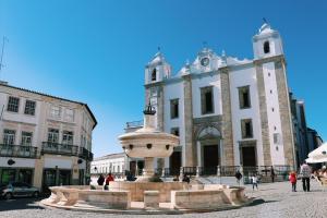 a building with a fountain in front of a building at Casa da Moeda in Évora
