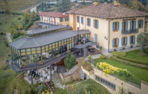 eine Luftansicht eines Hauses mit einem großen Gebäude in der Unterkunft Hotel Villa Beccaris in Monforte dʼAlba