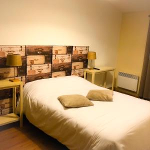 Postel nebo postele na pokoji v ubytování Logis Hôtel & Restaurant Linça