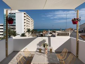 トレモリノスにあるLujoso duplex en la playa con vistas al marの海の景色を望むバルコニー(テーブル付)